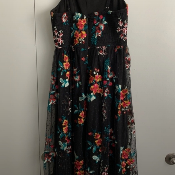 💐Lulu's💐Black Embroidered Midi Dress💐 - Picture 2 of 4